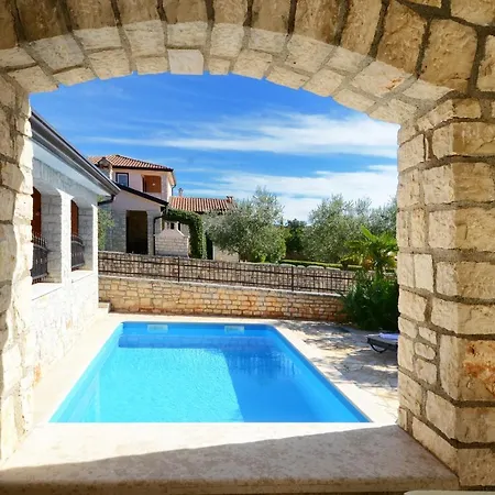 Bianca With Pool In Istria,tar Vila *