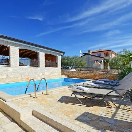 Bianca With Pool In Istria,tar Vila