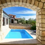 Bianca With Pool In Istria,tar Willa *